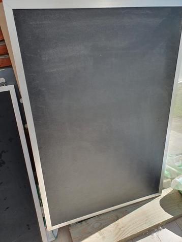 Twee zeer goede schrijfborden beschikbaar voor biedingen