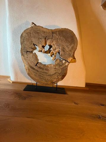 Artistieke massieve houtsculptuur beschikbaar voor biedingen