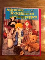 Boek zelfgemaakte troeteldieren en lievelingspoppen, Boeken, Hobby en Vrije tijd, Pamela peake, Ophalen of Verzenden, Zo goed als nieuw