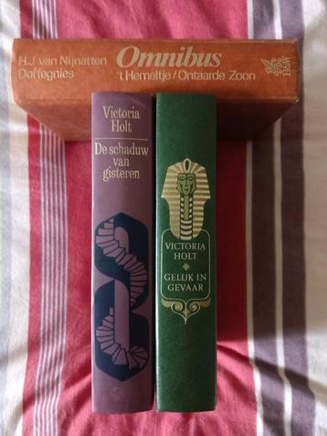 3 Leesboeken ( Romans ) beschikbaar voor biedingen