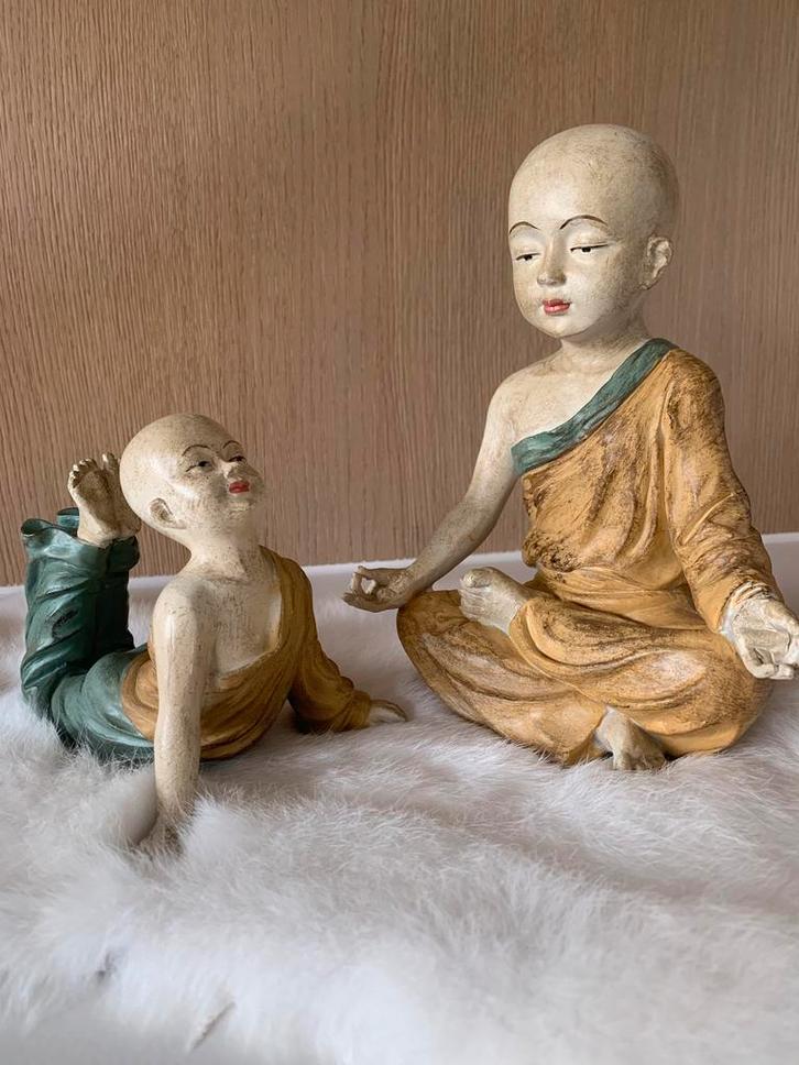 Professeur de moine et étudiant en pose de yoga, Maison & Meubles, Accessoires pour la Maison | Statues de Bouddha, Comme neuf