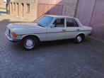 Prachtige Mercedes 240 D uit 1980, Auto's, Mercedes-Benz, 4 deurs, Zwart, 4 cilinders, Beige