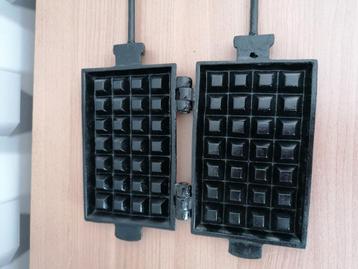 Oud zwaar wafelijzer, decoratief. L 62,5 cm.  beschikbaar voor biedingen