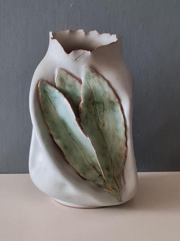 Naturalistisch botanische vaas met eucalyptus blad vintage beschikbaar voor biedingen