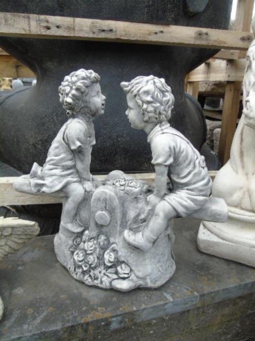 Standbeeld van kinderen op een platte stenen schommel, Tuin en Terras, Tuinbeelden, Nieuw, Overige typen, Steen, Ophalen