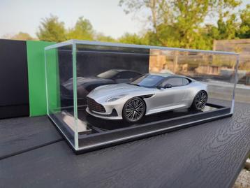 Aston Martin db12 1/18 motorhelix  beschikbaar voor biedingen