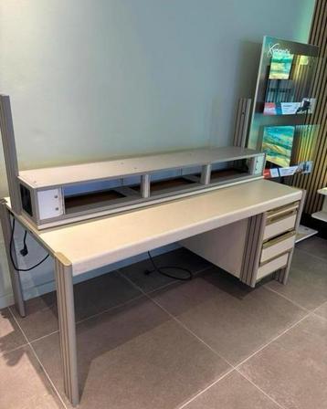 Werkbank stevig materiaal beschikbaar voor biedingen