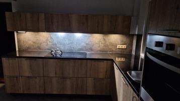 Moderne keuken te koop, compleet met hoogwaardige apparatuur, Huis en Inrichting, Keuken | Complete keukens, Ophalen, Bruin, Hoekkeuken