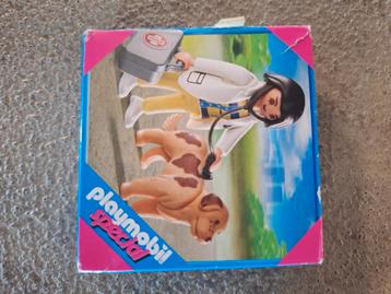 Playmobil dierenarts met hond beschikbaar voor biedingen