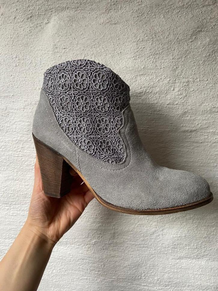 Leder enkellaarsjes met brede hak blauw/grijs maat 38 Mezura, Kleding | Dames, Schoenen, Zo goed als nieuw, Lage of Enkellaarzen