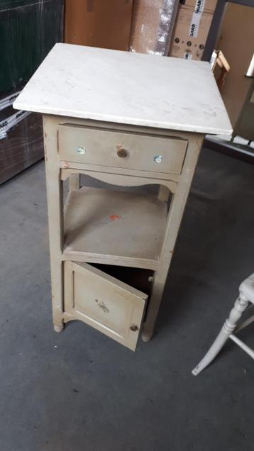 Houten nachtkastje met wit marmeren blad beschikbaar voor biedingen