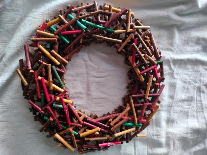 Kerst krans gekleurde takjes, Huis en Inrichting, Woonaccessoires | Kransen, Zo goed als nieuw, Ophalen of Verzenden