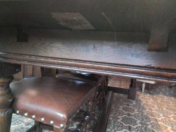 Houten tafel met 6 passende stoelen   donker bruin beschikbaar voor biedingen