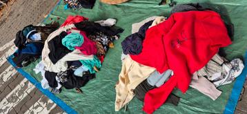 +/- 200 vêtements dames et hommes.TB état. Pas de livraison+ beschikbaar voor biedingen