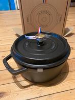 La cocotte Staub (22cm), Maison & Meubles, Cuisine | Casseroles & Poêles, Neuf, Enlèvement ou Envoi, Poêle à frire ou Sauteuse