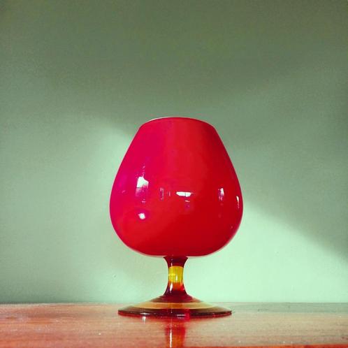 Vintage rode glazen vaas cognacglas vorm, Huis en Inrichting, Woonaccessoires | Vazen, Rood, Glas, Ophalen