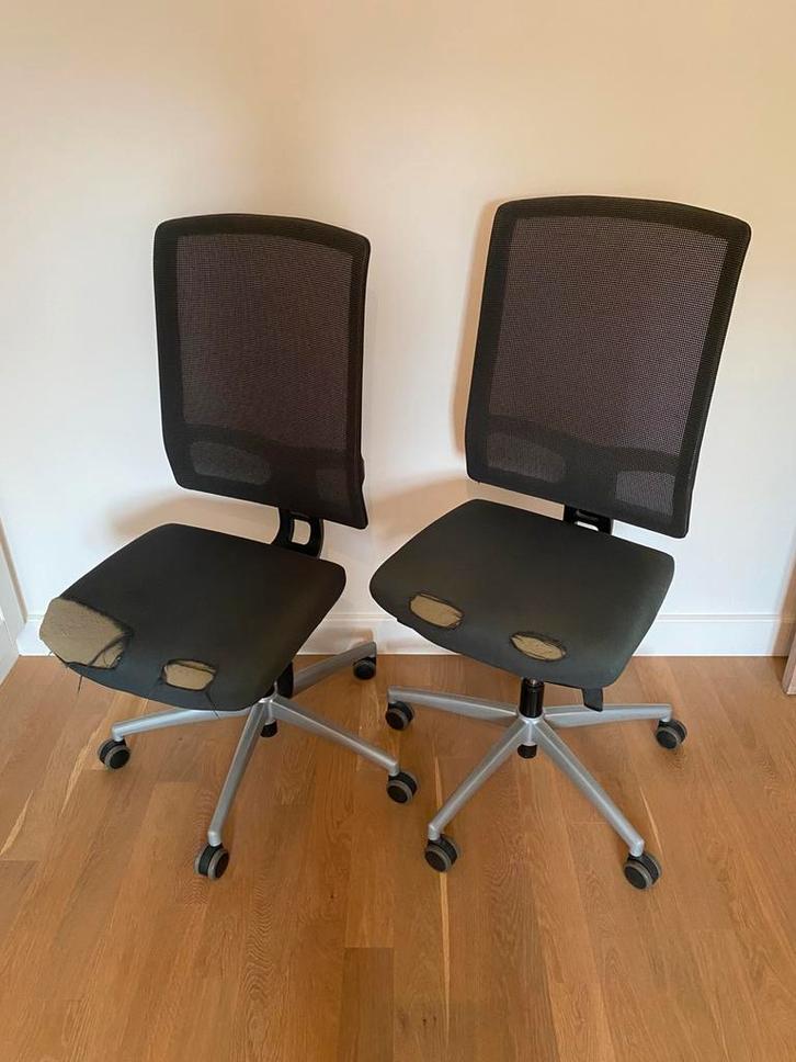 Twee zwarte bureaustoelen met wieltjes, Huis en Inrichting, Bureaustoelen, Zo goed als nieuw, Ophalen