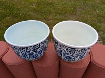 2 bloempotten Delft geschilderd --> diameter 21 cm x 18 cm beschikbaar voor biedingen