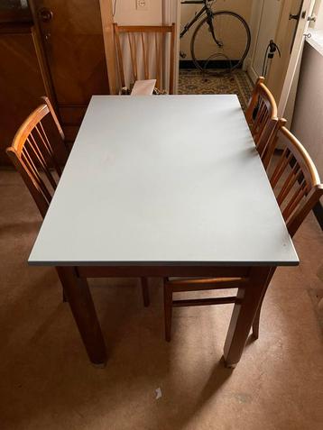 Eettafel met 4 stoelen beschikbaar voor biedingen