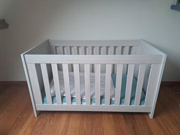 Baby/peuterbed Grijs houtprint beschikbaar voor biedingen