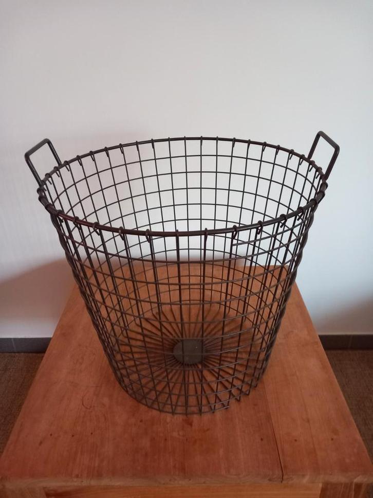 Grote metalen "aardappelmand"., Huis en Inrichting, Woonaccessoires | Schalen en Manden, Zo goed als nieuw, Overige materialen