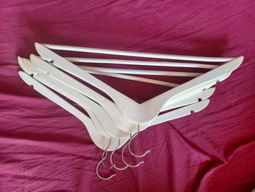 5 witte houten klëerhangers beschikbaar voor biedingen