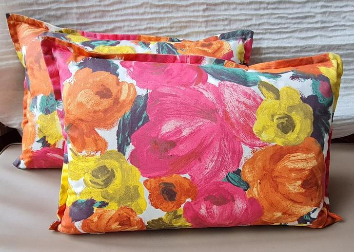 2 kussens satijnkatoen met hippe Ibiza Flowers, Huis en Inrichting, Woonaccessoires | Kussens, Nieuw, Oranje, Rechthoekig, Ophalen of Verzenden