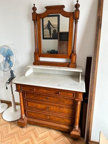 Antieke houten commode met spiegel en marmeren blad beschikbaar voor biedingen
