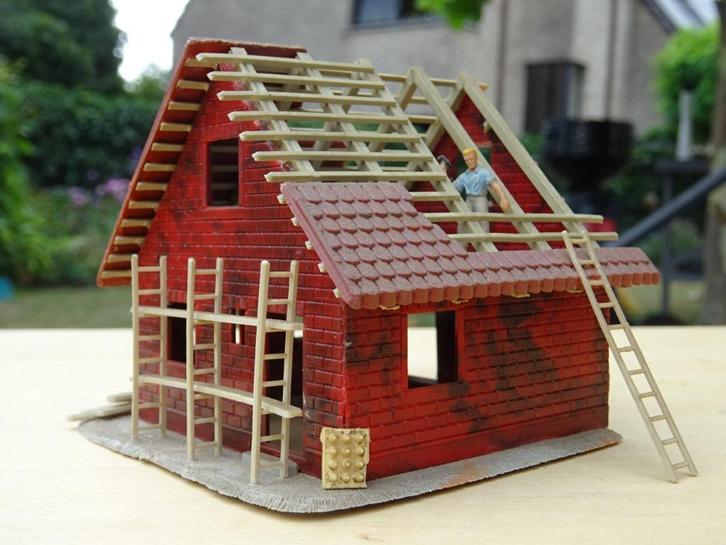 Modern huis in aanbouw - HO, Hobby en Vrije tijd, Modeltreinen | H0, Zo goed als nieuw, Brug, Tunnel of Gebouw, Ophalen of Verzenden