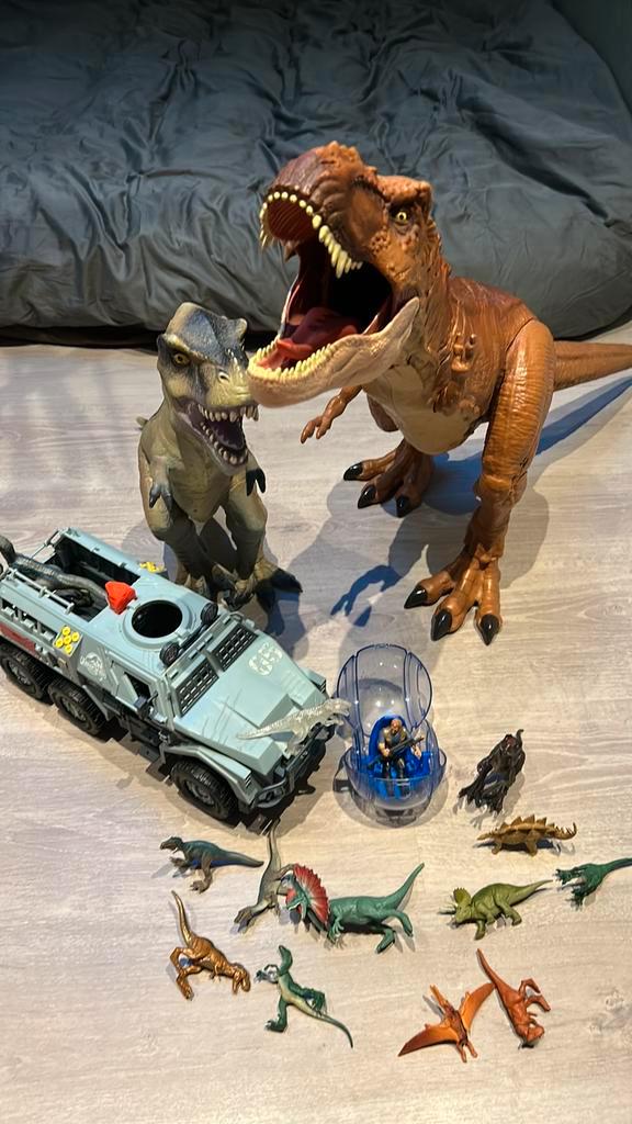 Jurassic World set - colossal T-Rex 90 cm + accessoires, Kinderen en Baby's, Speelgoed | Actiefiguren, Zo goed als nieuw, Ophalen of Verzenden