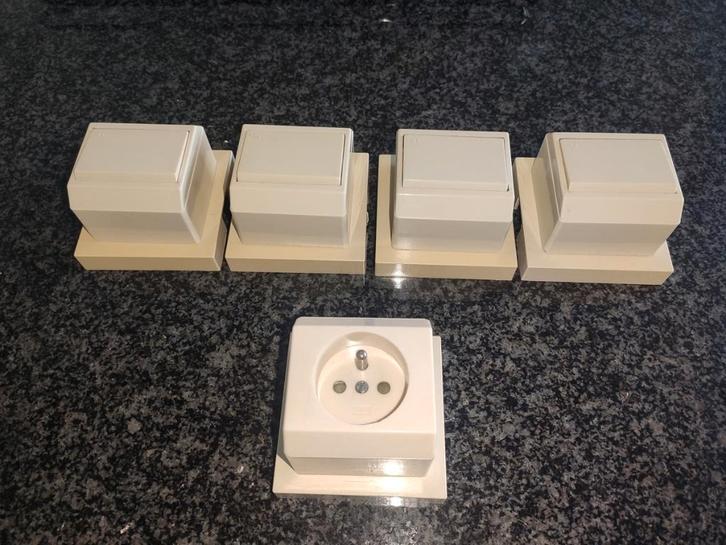 NIKO EL20 opbouw schakelaars en stopcontact, Doe-het-zelf en Bouw, Elektriciteit en Kabels, Gebruikt, Schakelaar, Ophalen