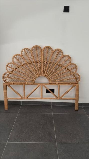 Rotan hoofdbord bed beschikbaar voor biedingen
