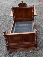 Massief houten tweepersoonsbedframe in neogotische stijl, Antiek en Kunst, Antiek | Meubels | Bedden, Ophalen