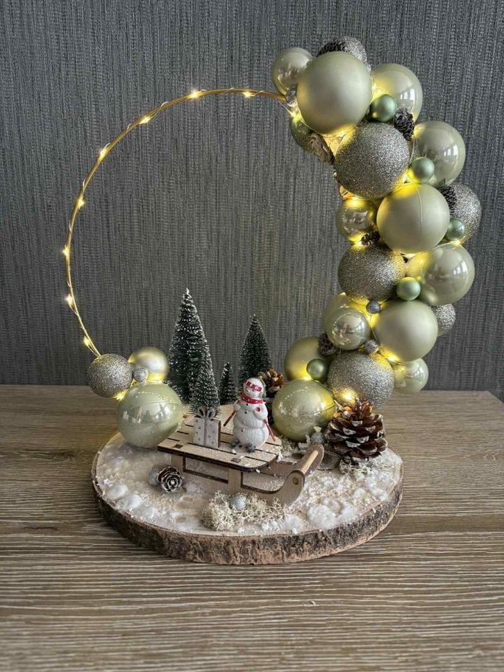 Nieuw !! Kerststuk met slee en kerstbollen in groen, Diversen, Kerst, Nieuw, Ophalen