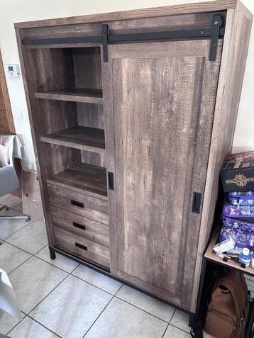 Eetkamer- en woonkamermeubels (Top Center) beschikbaar voor biedingen