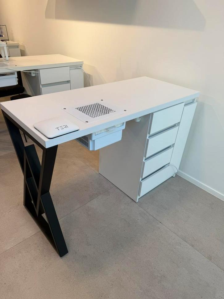 Manicuret tafel met ingebouwde afzuiging – nieuw, Huis en Inrichting, Bureaus, Nieuw, Ophalen