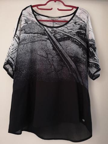 Zwart-witte blouse beschikbaar voor biedingen