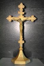 Oud groot kruisbeeld in verguld metaal op zeshoekige basis, Antiek en Kunst, Antiek | Religieuze voorwerpen, Ophalen of Verzenden