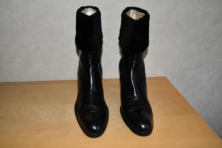 Zwart lederen enkellaarsjes met pels boord - maat 44, Kleding | Dames, Schoenen, Gedragen, Lage of Enkellaarzen, Zwart, Ophalen of Verzenden