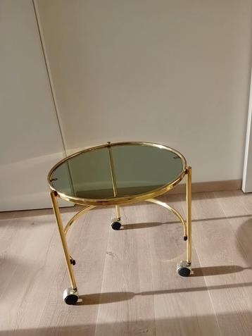 Vintage bijzettafel met glas beschikbaar voor biedingen