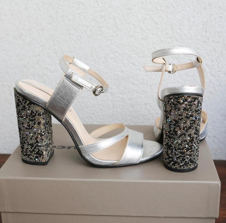 Mooie zilveren sandalen 38, Kleding | Dames, Schoenen, Zo goed als nieuw, Sandalen of Muiltjes, Ophalen of Verzenden