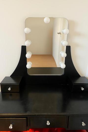 Make-up tafel beschikbaar voor biedingen
