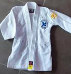 Judogi 4 jaar oud van de judoschool “Gishi Club”., Sport en Fitness, Judo, Zo goed als nieuw, Ophalen