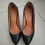 Zwarte pump met rood in de zool. Maat 37., Ophalen of Verzenden, Zo goed als nieuw, Rood