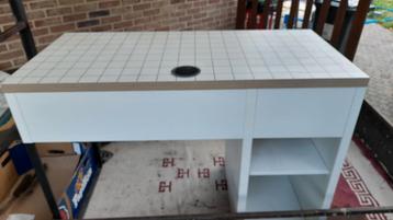 Kleine desk bureau met stoel beschikbaar voor biedingen