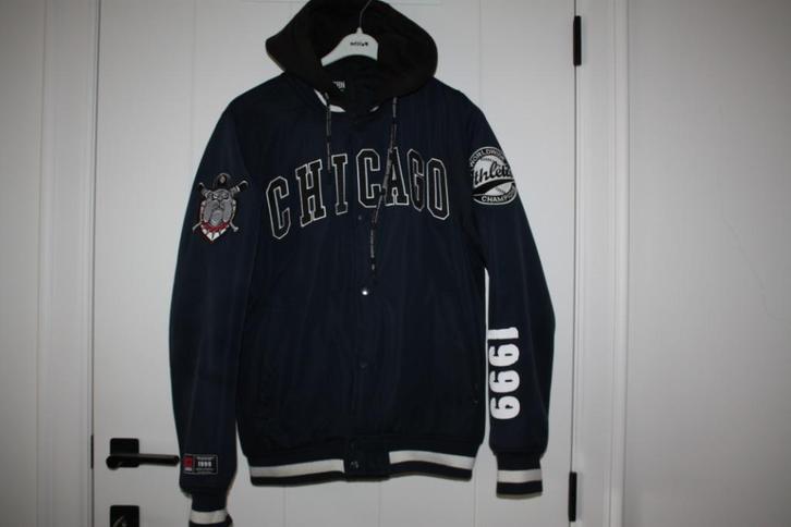 Mooie blauwe jas met opdruk ‘Chicago’, maat S, Kleding | Heren, Jassen | Zomer, Zo goed als nieuw, Maat 46 (S) of kleiner, Blauw