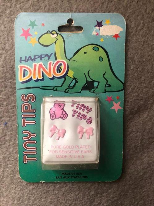 Tiny Tips, Happy Dino kinderoorbellen roze strikje, Handtassen en Accessoires, Kindersieraden, Nieuw, Oorbellen, Roze, Ophalen of Verzenden