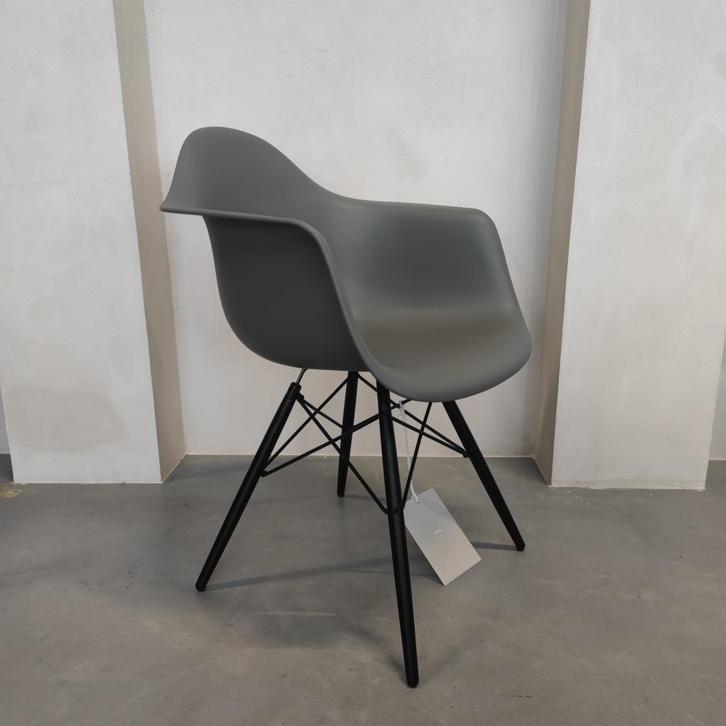 Vitra Eames DAR chair - Elephant hide grey, Antiek en Kunst, Antiek | Meubels | Stoelen en Sofa's, Ophalen of Verzenden