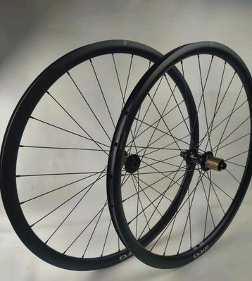 Nieuwe race wielset met Duke velgen beschikbaar voor biedingen