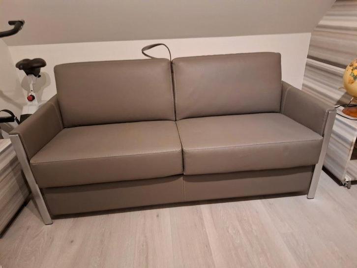 Comfortabele zetel/slaapzetel in leder, Huis en Inrichting, Zetels | Zetels, Zo goed als nieuw, Rechte bank, Tweepersoons, 150 tot 200 cm